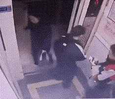 两名女子进入电梯，发生了不愉快的一幕。电梯里发生了不愉快的一幕，两名女子先