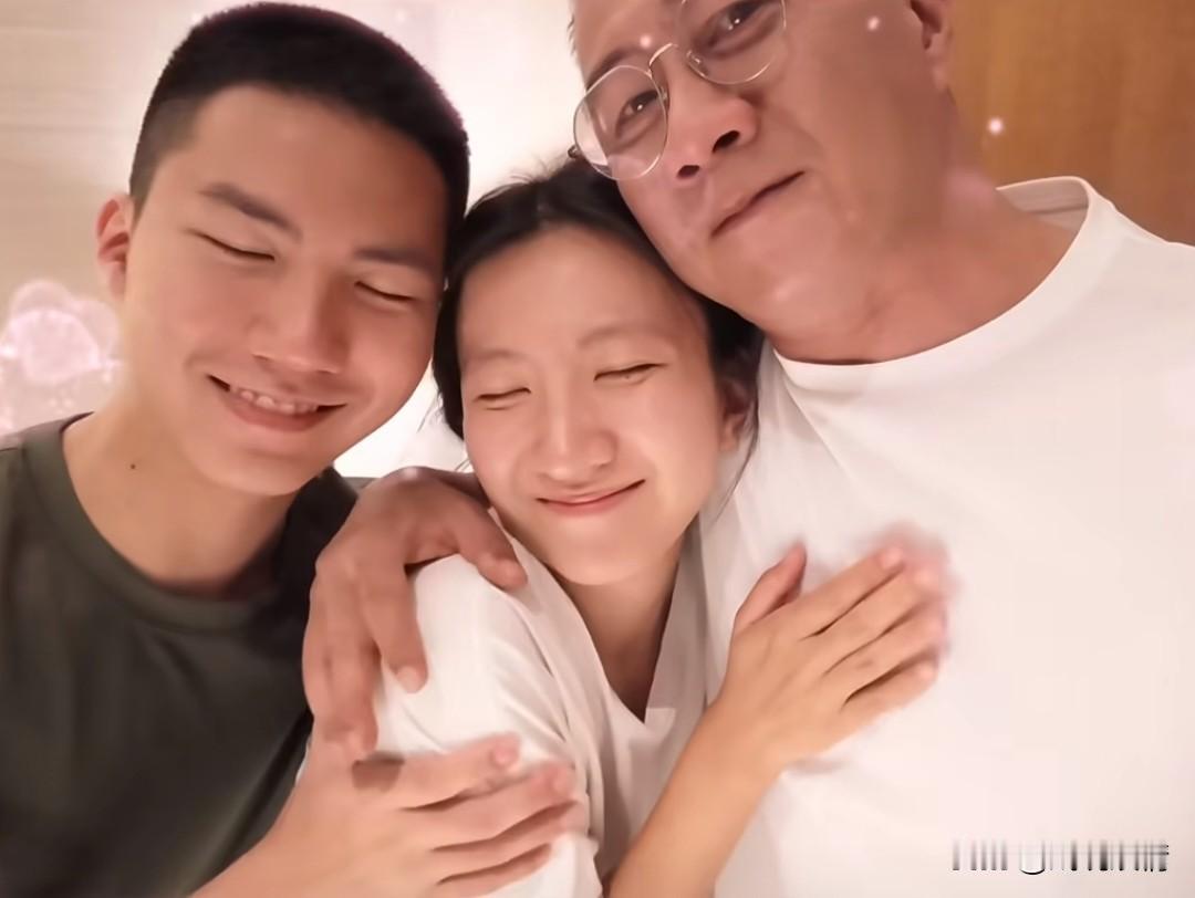 胡军女儿伦敦首演话剧！全家跨国应援，开香槟庆祝画面太暖了。8月31日，胡军分享
