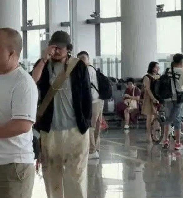 你以为他是流浪汉，其实人家穿的是巴黎世家新款！