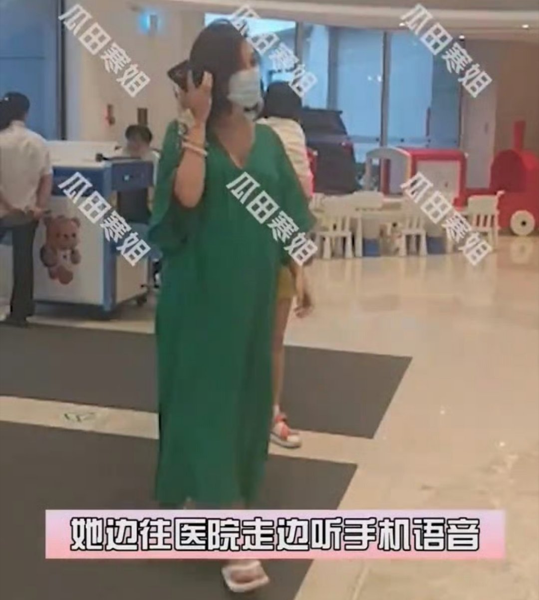 卢靖姗挺二胎孕肚产检怀着孕的姗姐依旧美得发光，温柔里透着爽朗劲儿。​​​