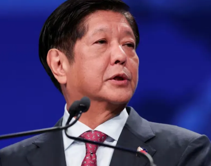 菲律宾总统马科斯这时候终于输了，输得非常地彻底，他本来想利用手中的权益内将杜特而