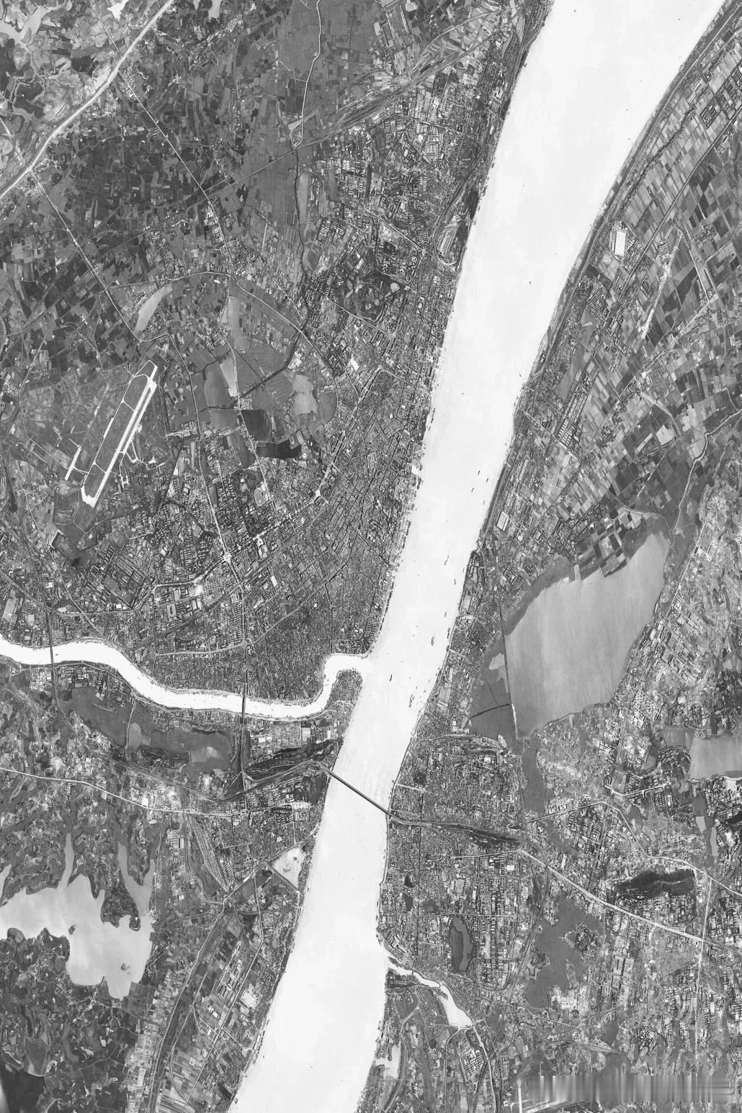 1955年，武汉长江大桥工地，苏联专家组组长西林把图纸摔在桌上，俄语吼了一嗓子。