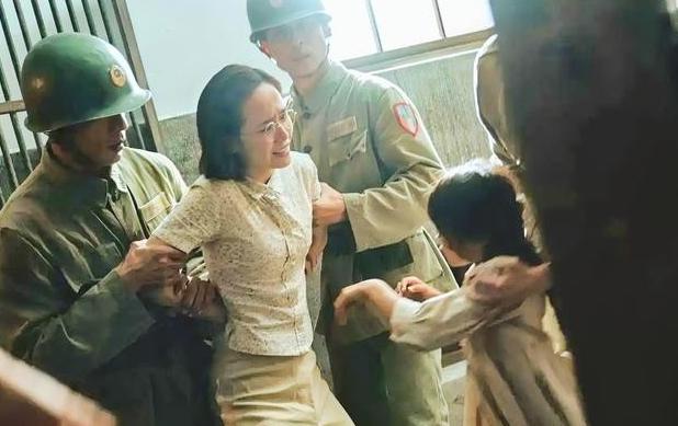 1956年，国民党员丁窈窕押赴刑场时，给她拍下了这张照片，她不是战斗英雄，被捕只