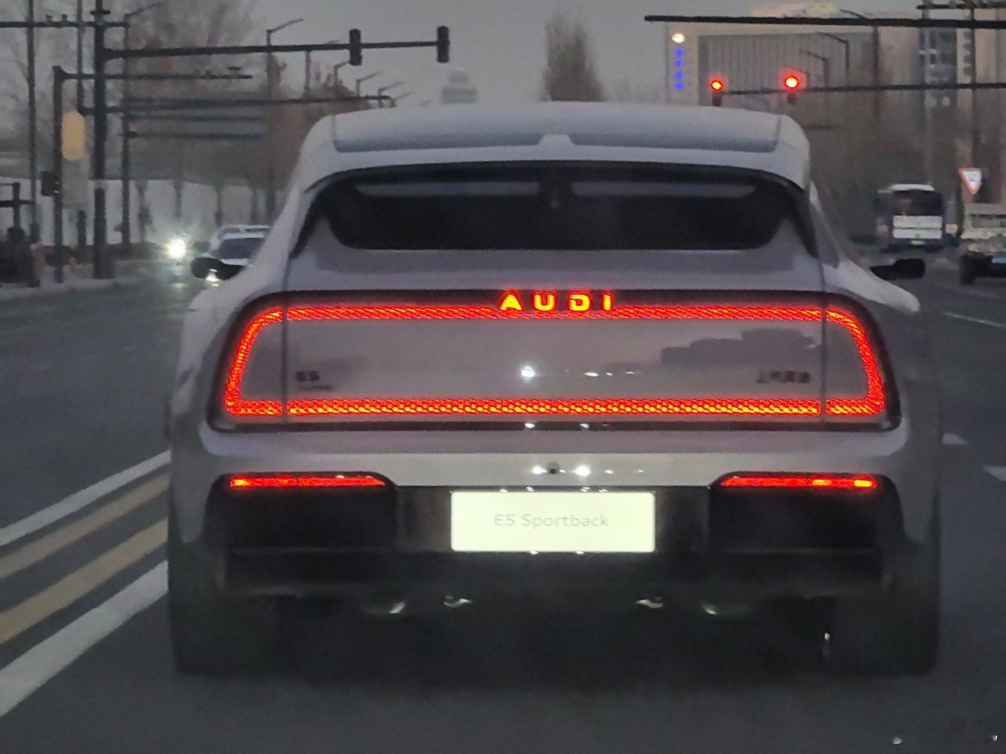 两个很特别的车屁股