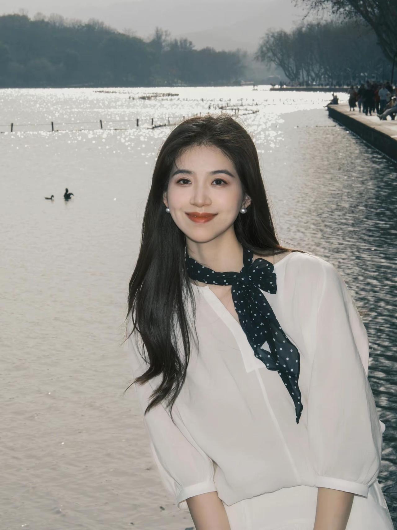 🌊湖边氛围感法式温柔风套装这套穿搭完美适配出游、春日踏青、轻通勤、下午茶等