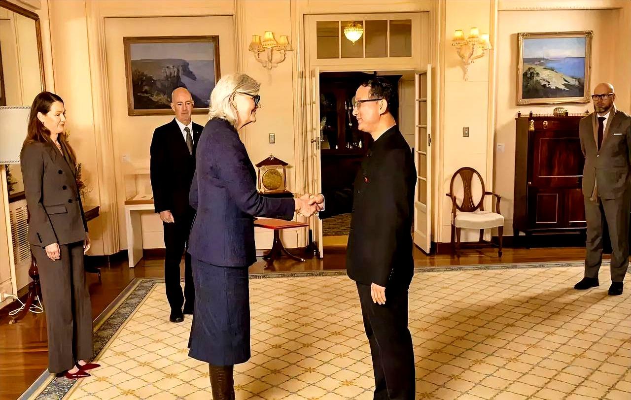 9月16日，54岁的刘劲松站在澳大利亚总督府，一身中式立领服装，站进了正式外交场