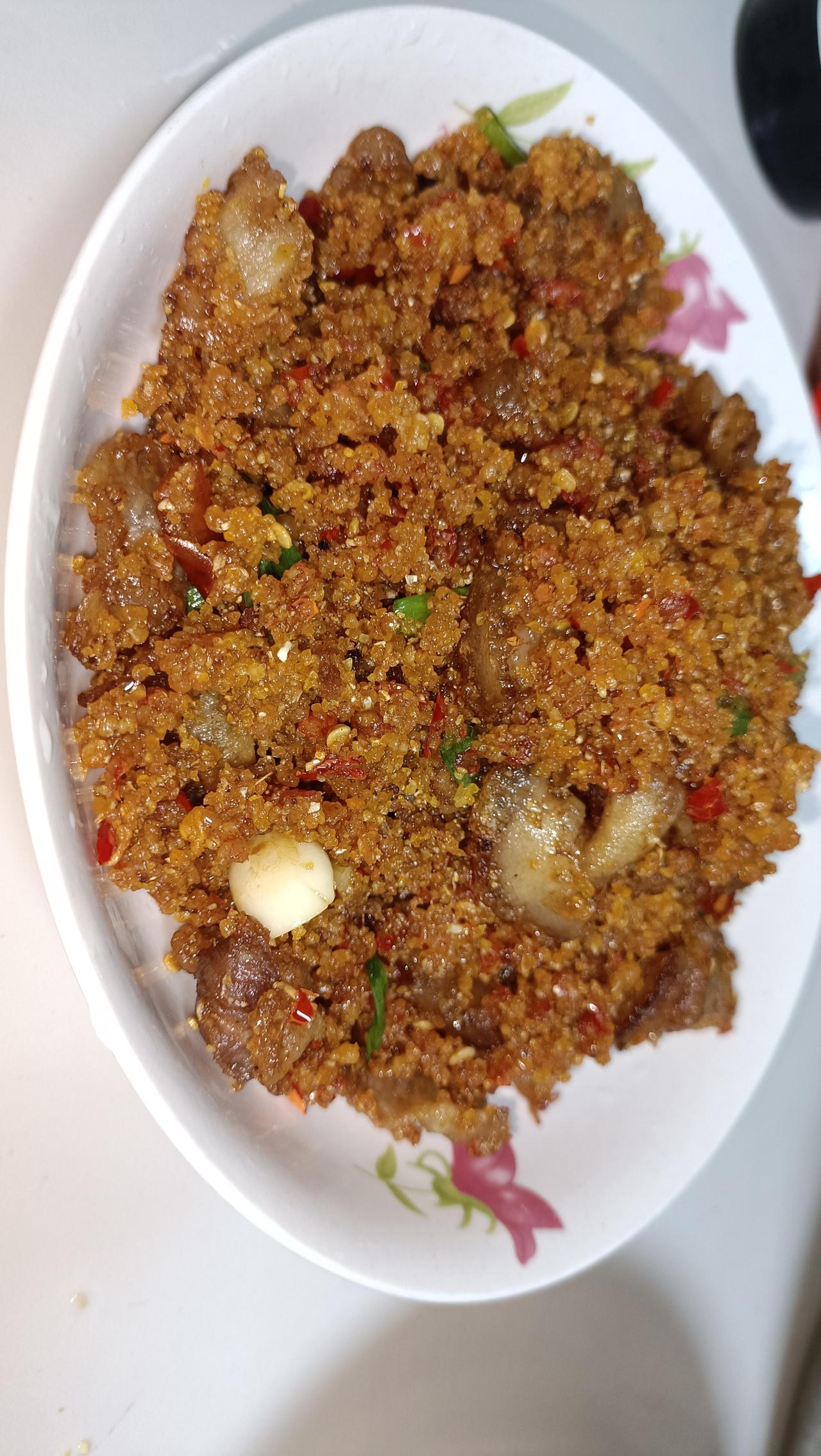 今天做的渣辣椒炒肉，太香啦！渣辣椒裹着肉，一口下去，又辣又有嚼劲，配米饭能吃两大