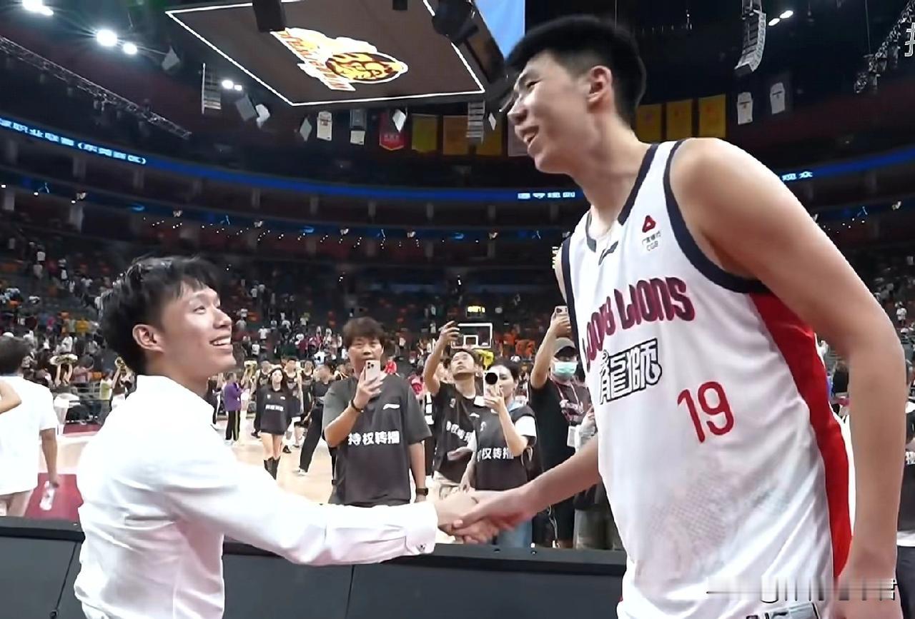 徐昕致敬陈浩峰！对阵广东男篮之前，徐昕在东莞主场特意与杜锋指导握手，虽然两人没