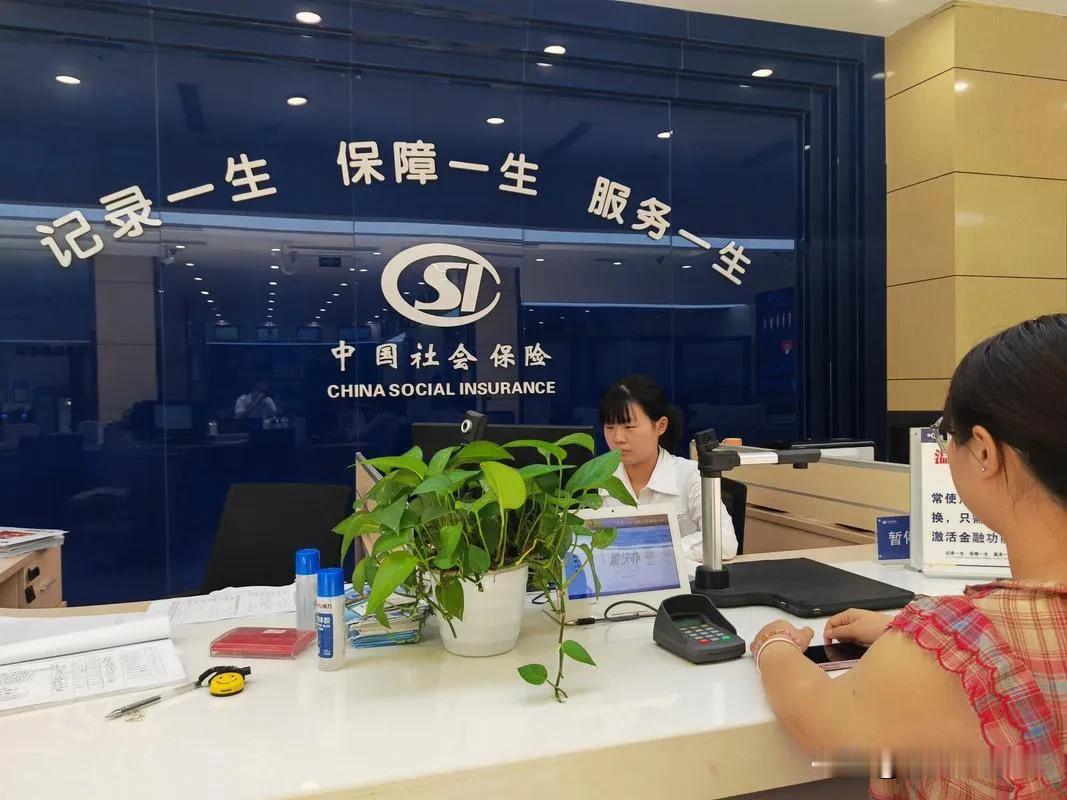 大过年的，大家不要再骂闹闹了。他们闹养老金也有不少的苦衷在内：他们的“贡献”不为