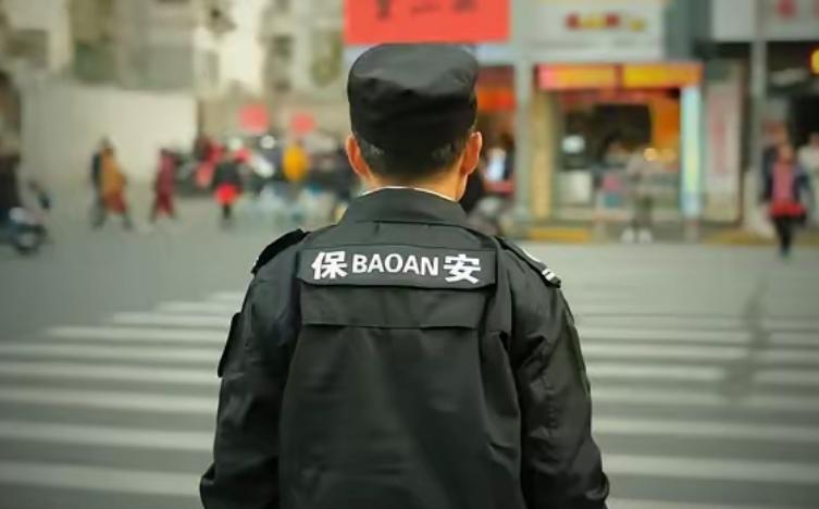 刚才对面小区保安和外卖员打起来了，外卖员着急赶时间骑车闯大门岗，保安直接拦下来，