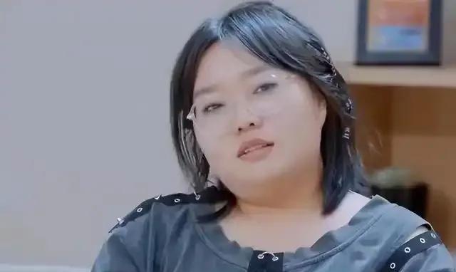 李雪琴这回真不一样了。镜头前那个自信的她，让我愣了几秒。北大才女变身时尚女王