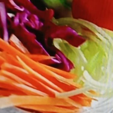 降低低密度脂蛋白，有些食物堪称“小能手”。像燕麦就很不错，它富含β-葡聚糖，能在