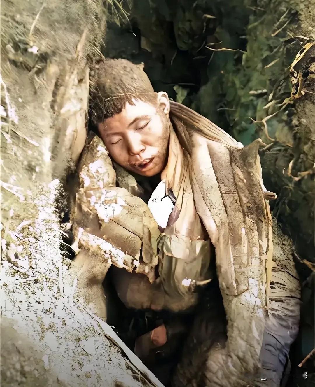 六七十年前朝鲜战场上，咱们志愿军有个战士被冻死在长津湖。美国记者拍了他最后一张照