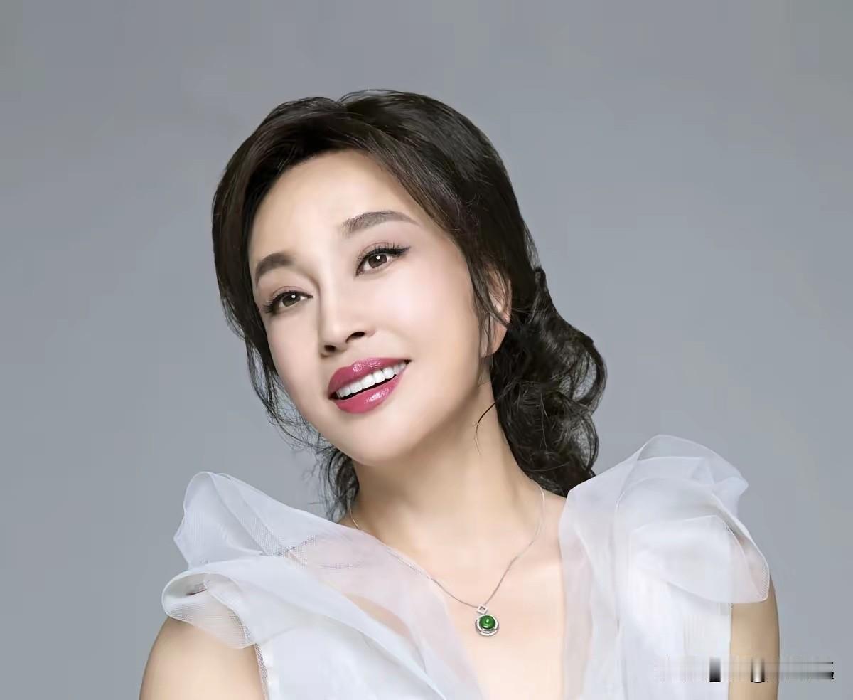 4月23日，演员刘晓庆突然冲上热搜，这次她高调发文，从字里行间都能看出幽默，并且