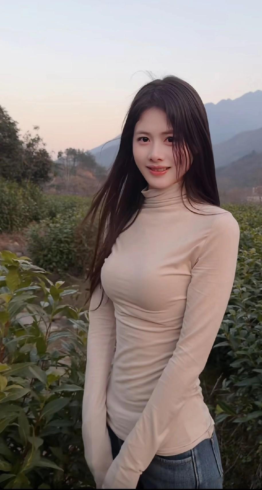 山间少女，仿若大自然悉心雕琢的精灵。她清新自然，仿佛带着山间清晨的第一缕雾霭，纯