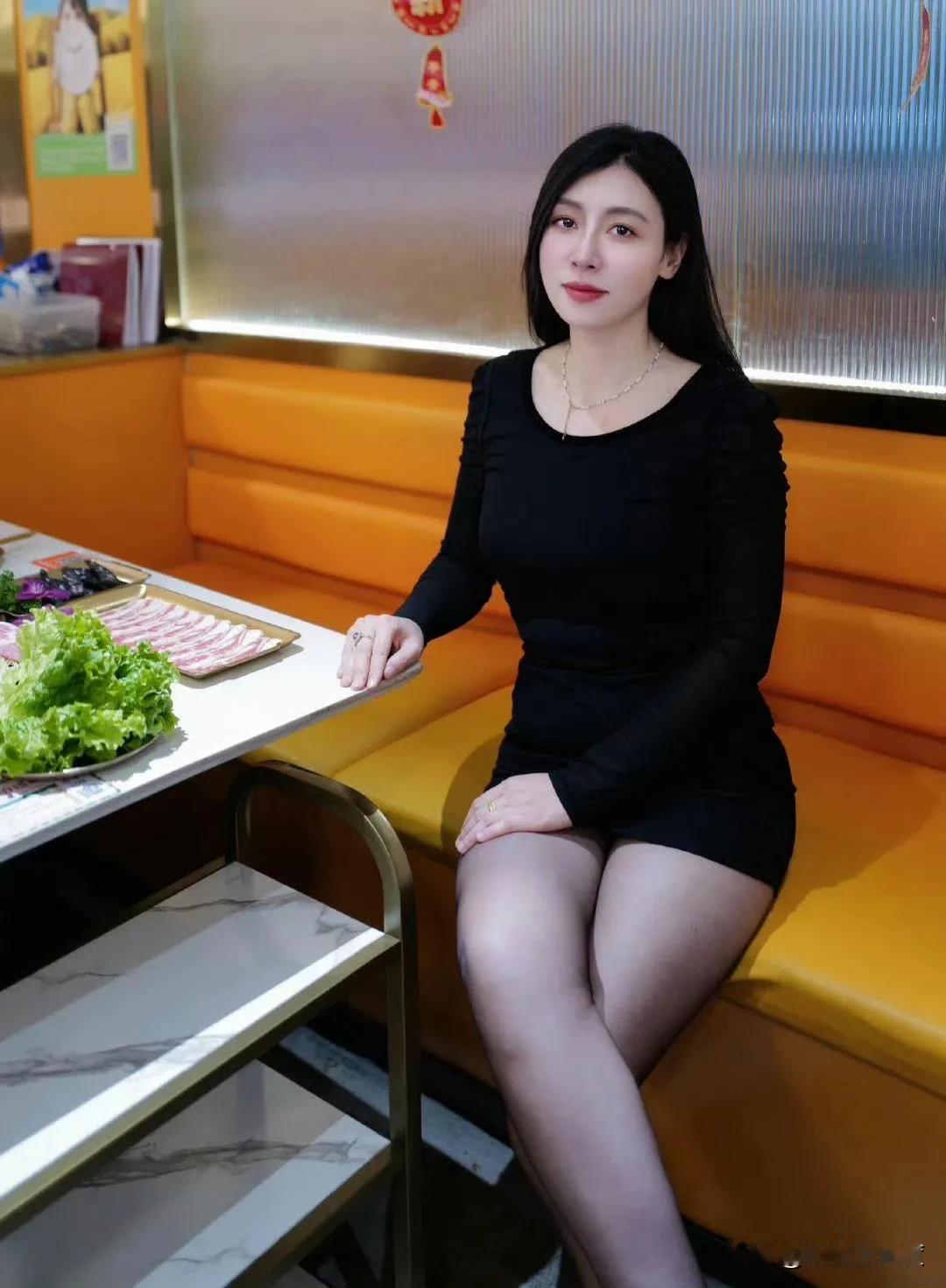 在温馨的小餐馆里，品味美食与生活的美好。