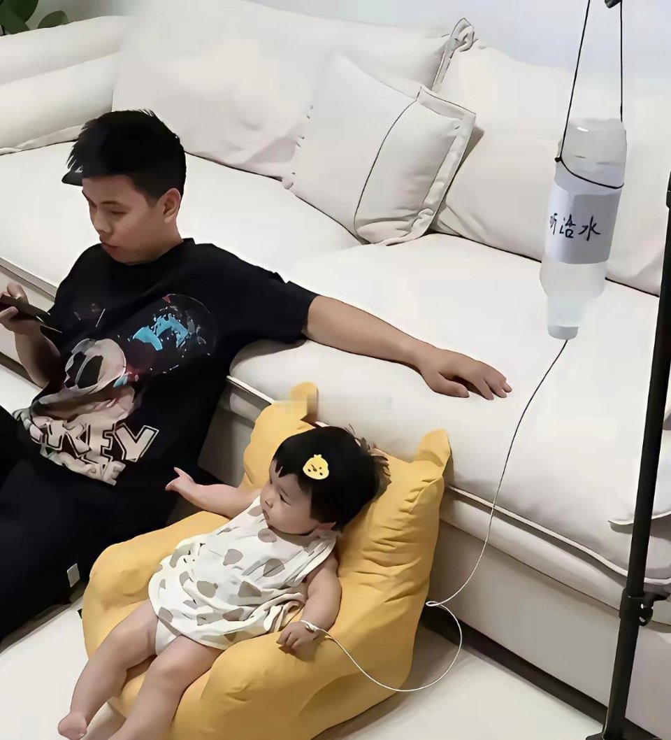 只有爸爸才想得出来，小孩子也太配合了。