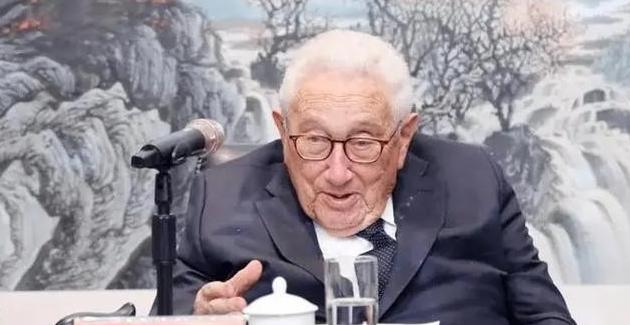 万万没想到，基辛格曾经预言称：俄乌最先耗干的不是俄乌美，而是一个意想不到的国家？