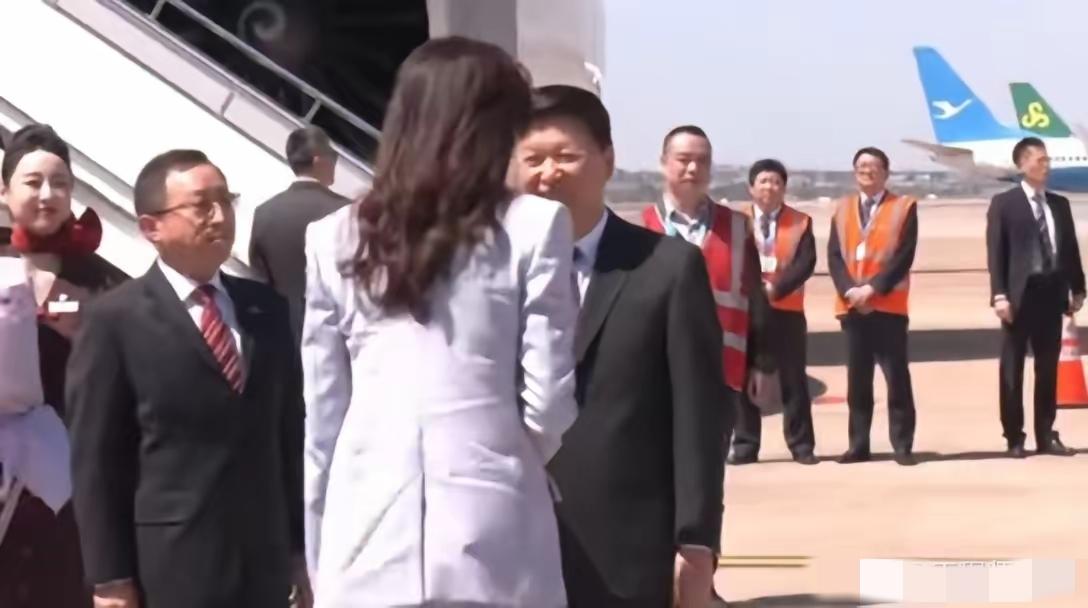 率团访大陆的郑丽文，通过两个细节看出来她不拘小节......当郑丽文走下飞机后