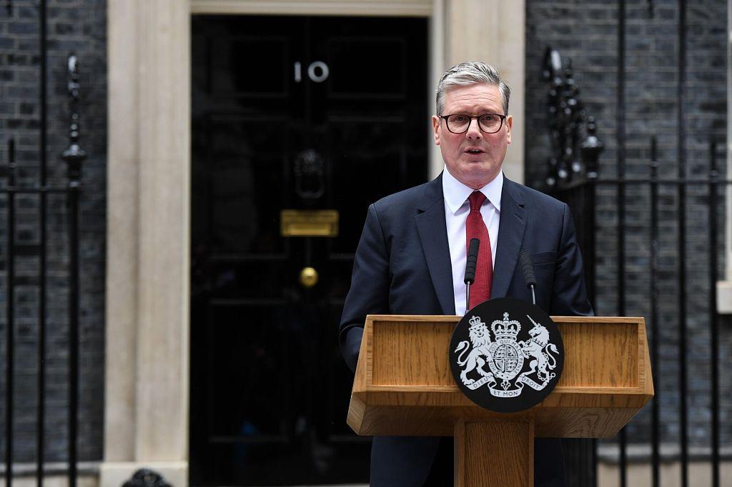 干满两年就主动下台！斯塔默官宣辞职，英国十年七相的轮回，看得普通人都心累。