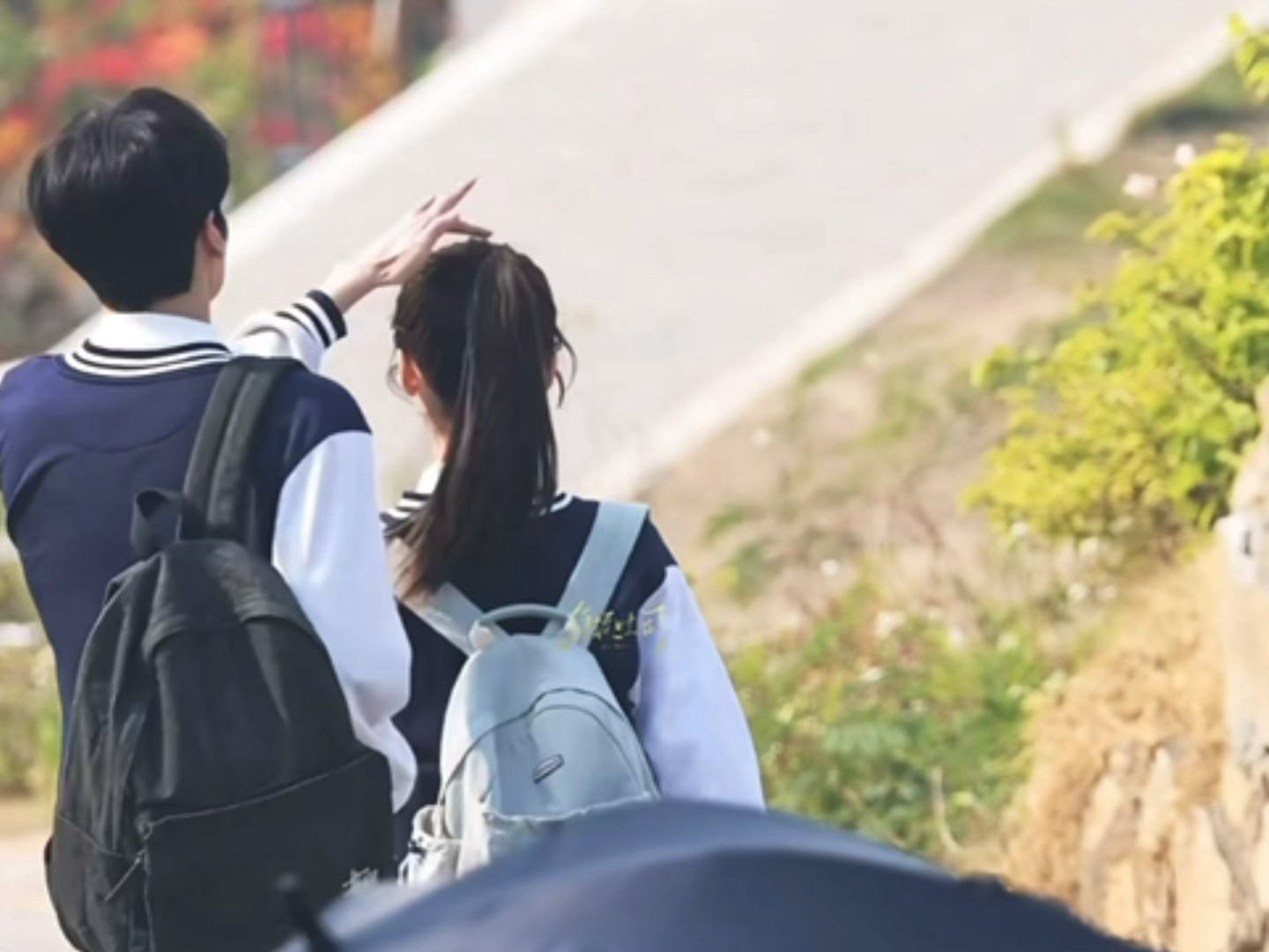 校园剧就该让少男少女来演啊摸头摊手这下超对味🥰毕雯珺张淼怡黎明前他会归来摸头路