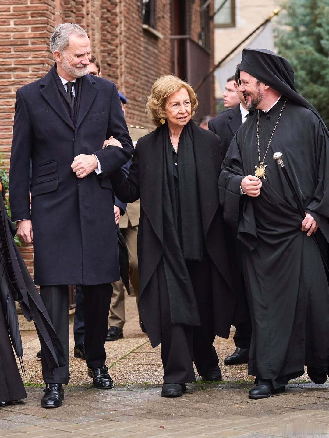 希腊王室艾琳公主在马德里告别仪式上，她的灵柩上摆放着两条勋章是索菲亚王后特地要