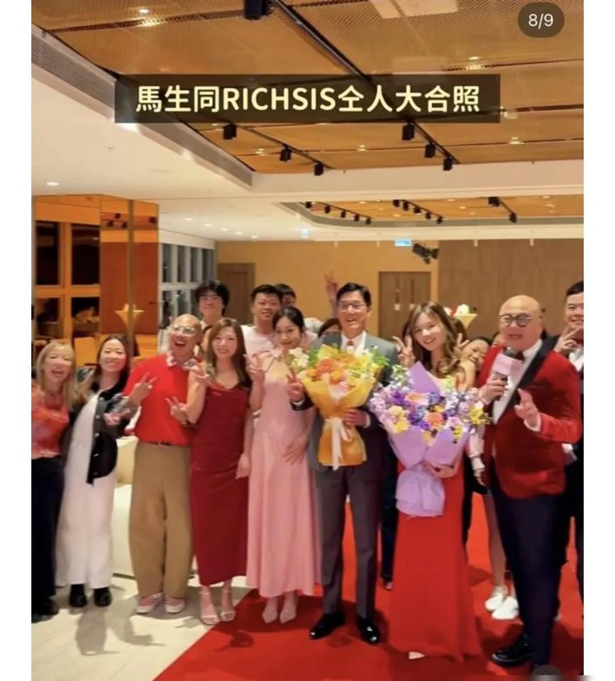 产房里，67岁的百亿富豪马清铿不敢剪脐带，紧张地跑去买零食哄女友开心。转头又能