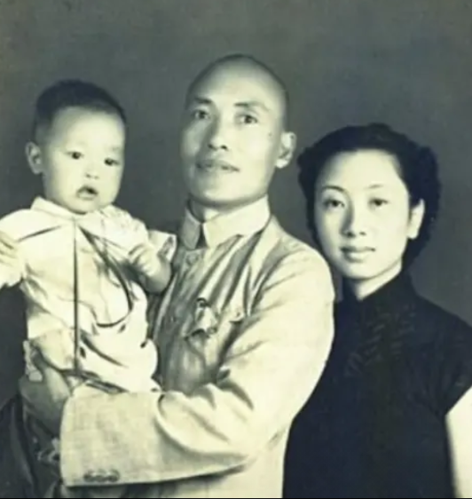 1936年，一位国民党中将历尽艰辛，随红军走完了长征，到了延安却被毛泽东轻轻挥手