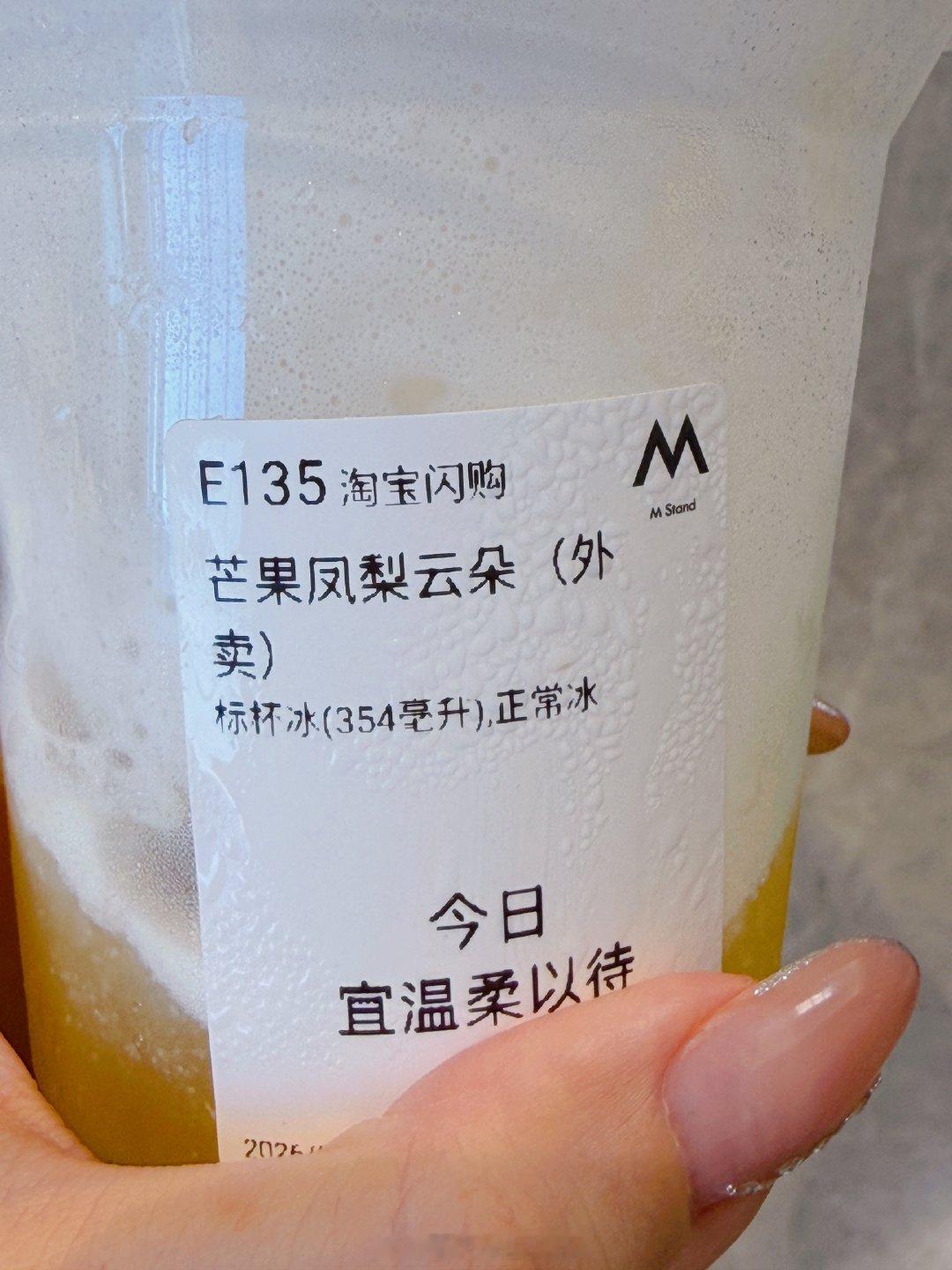今天在拍照，有点水深火热的感觉。咖啡喝两杯，就说明我已经有点疯了，（他家今年咖啡