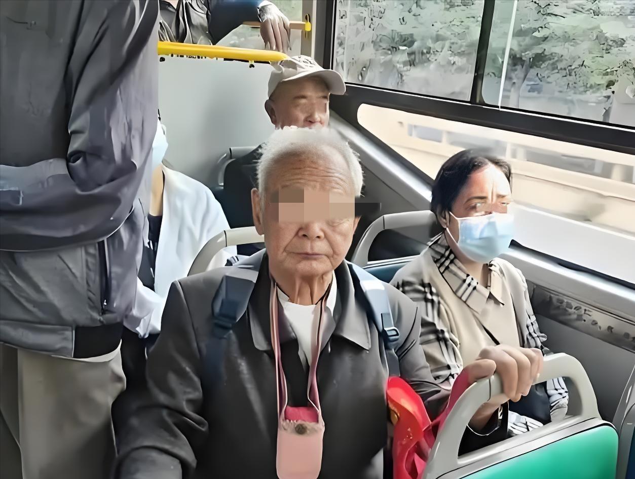 5月8日红星新闻报道，上海一名80岁老人乘坐公交车上车后尚未买票，不到两分钟便开