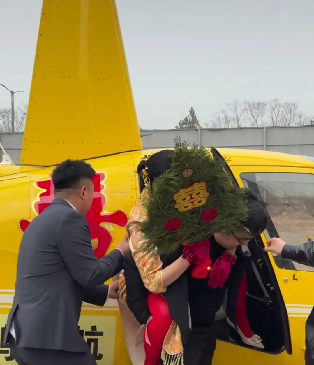 太原市徐清县。一对新人租了一架直升飞机接亲。机身上贴上大红“囍”字，十几公里就