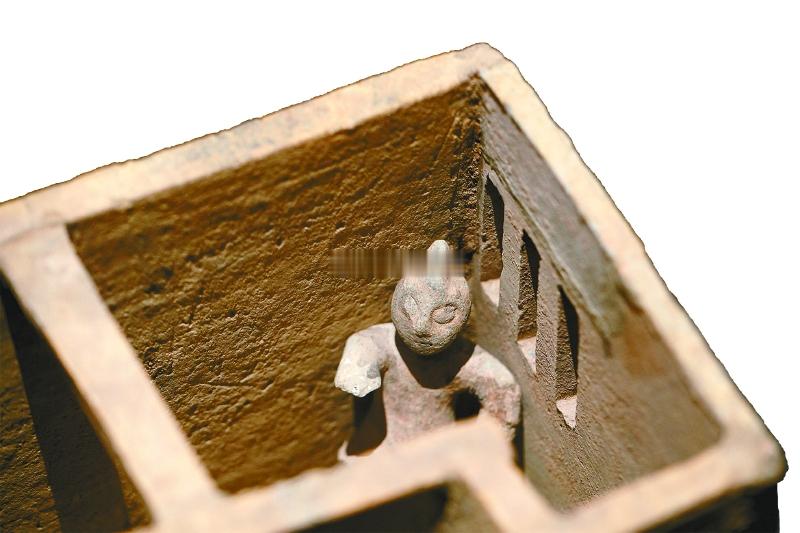 大家看这个图第一眼想到什么？是不是奥特曼？如果我告诉你这是汉代的陶俑，距今200