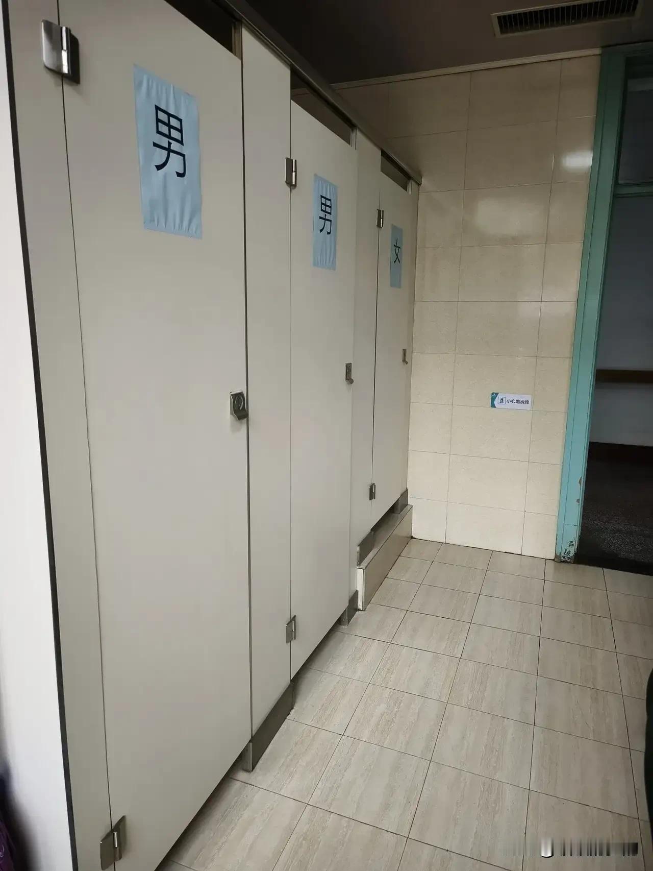 今天，去医院上卫生间，突然想通了一件事。为什么保洁不管是男的还是女的，对于男的