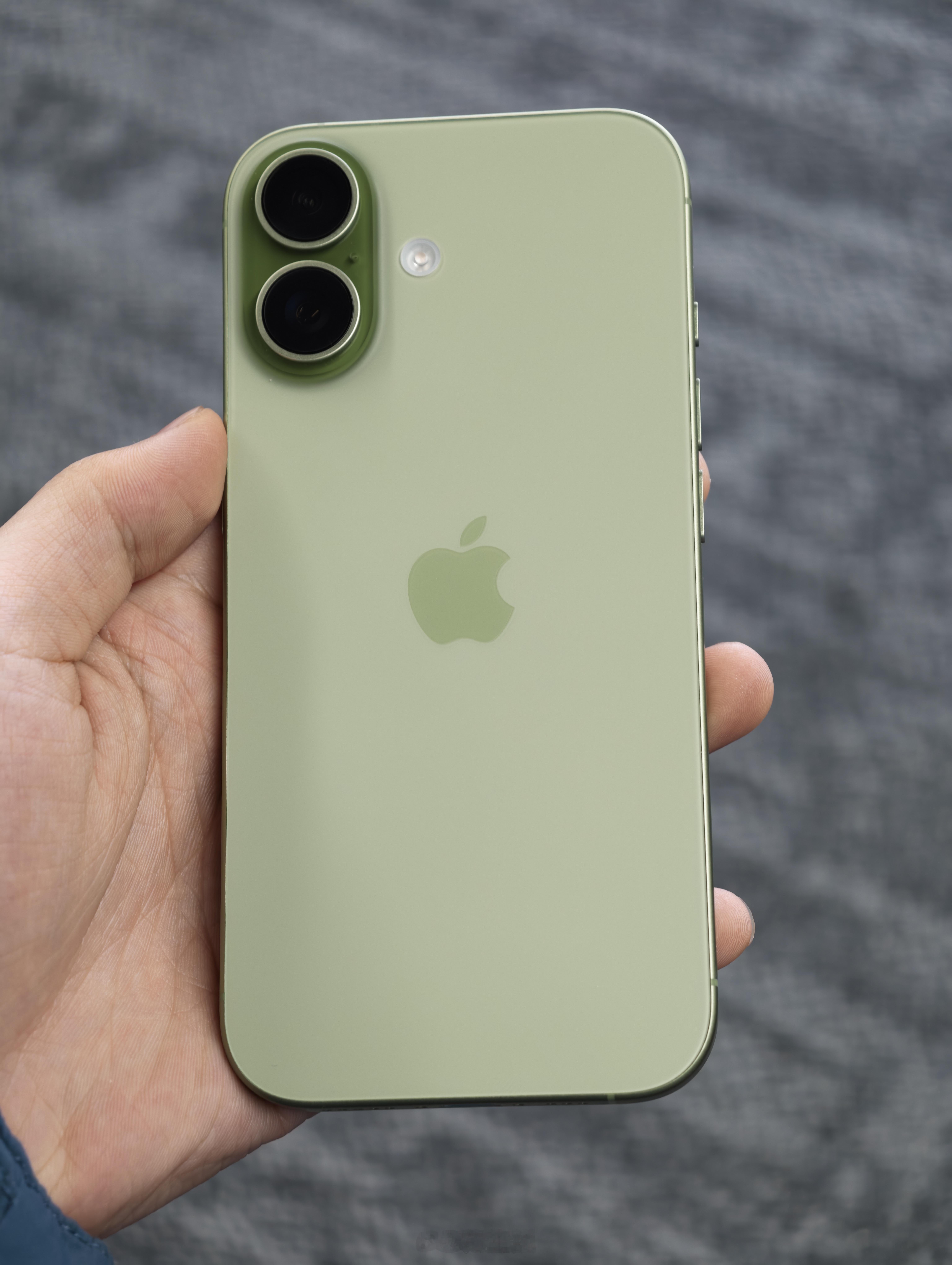 听说iPhone18标准版明年才有？如果真的是这样话，iPhone17标准版的销
