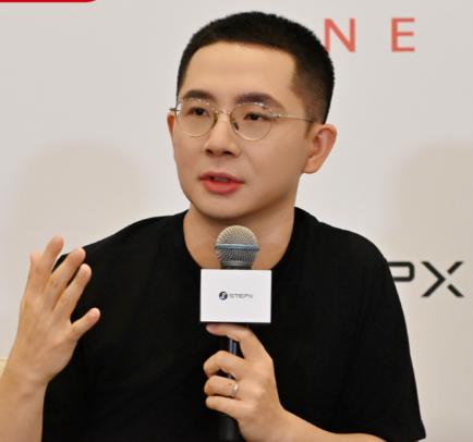 印奇，来自安徽芜湖的天才学霸，清华姚班优秀精英，美国哥伦比亚大学硕士，在博士二年