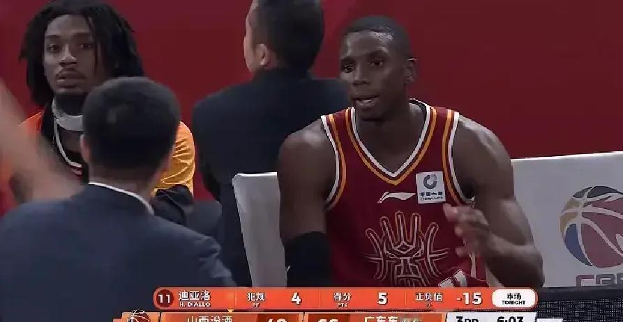 迪亚洛，又是你。第三节身后一肘，萨林杰差点飞看台。裁判哨响，四犯，滚下去歇