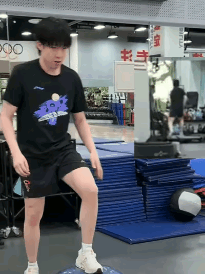 王楚钦发布新视频立刻被网友开启“鹰眼模式”不仅捕捉到了背景里的莎莎更发现了