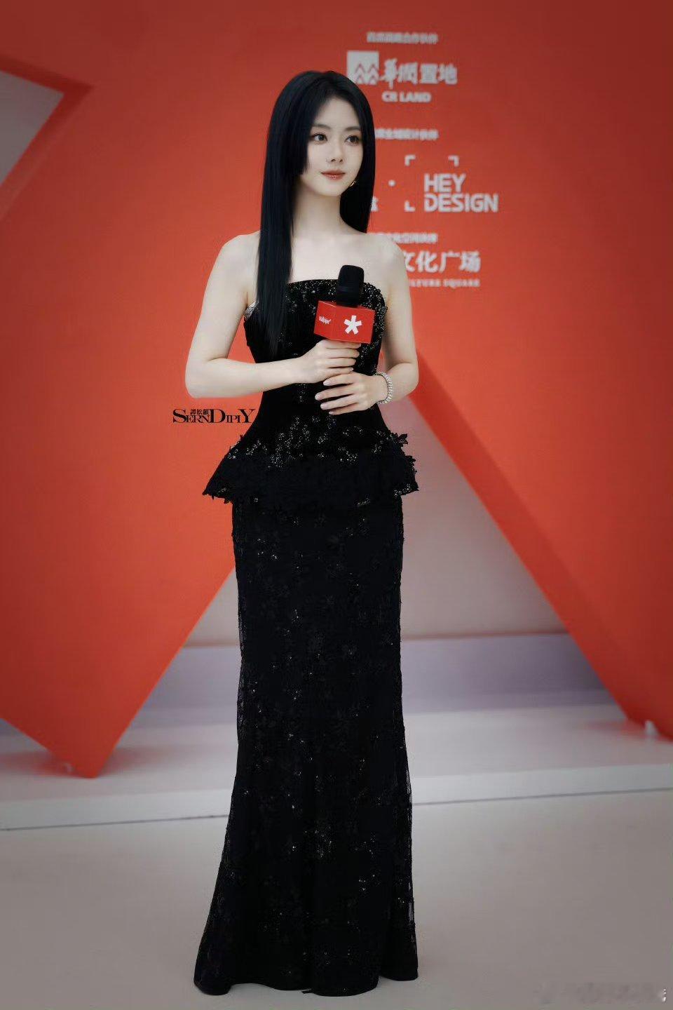 两小姐受邀出席2025年中文版设计大奖，以蓝长直公主切造型亮相，好漂亮