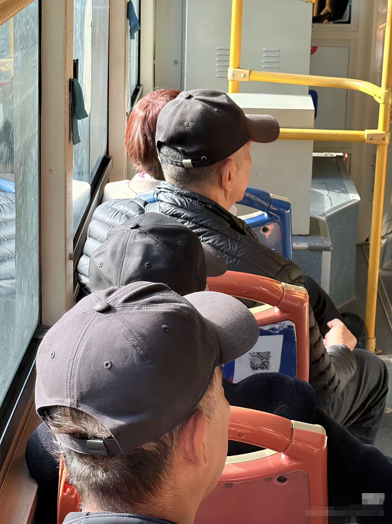 老头子，为什么冬天爰戴帽子？首先是御寒。老头子年龄大了，身体健康状况出问题很常