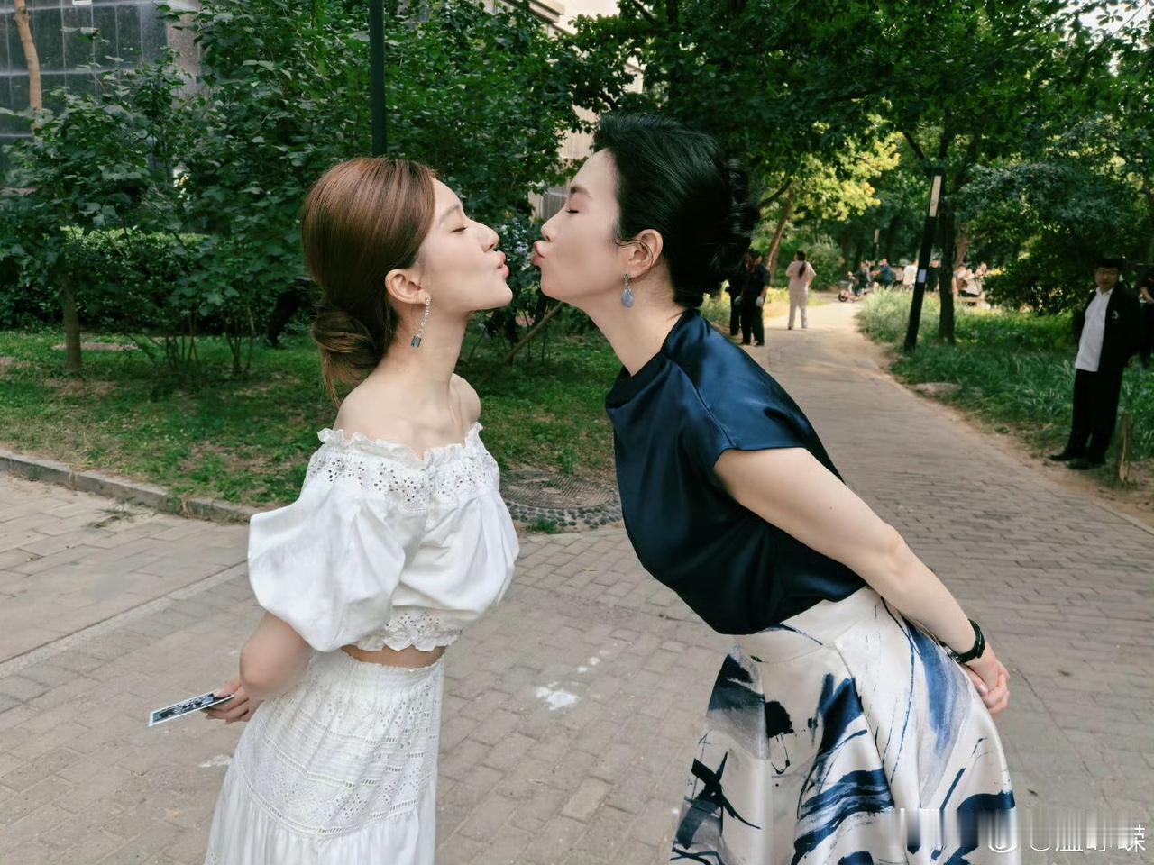 温峥嵘说自己生完孩子长高了2.5厘米，脚都大了一码，以前穿37，现在38，然后温