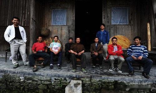 一边是整村皆为光棍的景象，另一边却是成群结队活跃于夜场的女工作者。按理说，男