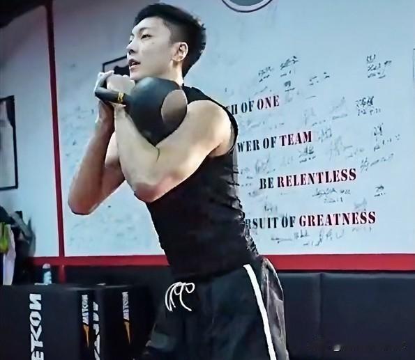 徐杰：胡椒仔，最近练得挺猛啊？肌肉线条都清晰可见了。胡明轩：必须的啊！你都花大