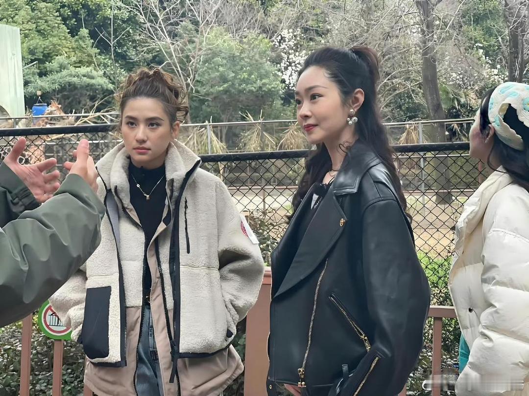 宋轶和这个女生在一起合照，这大概就是豪门千金和明星的区别吧！