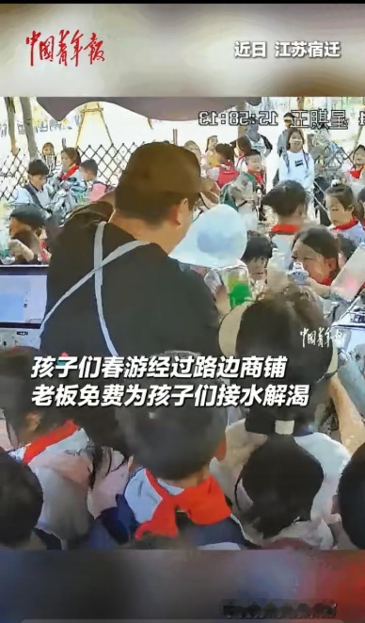 暖心！江苏宿迁，学生徒步，口干舌燥，原本领队只是试探问能不能接点水，没想到店老板