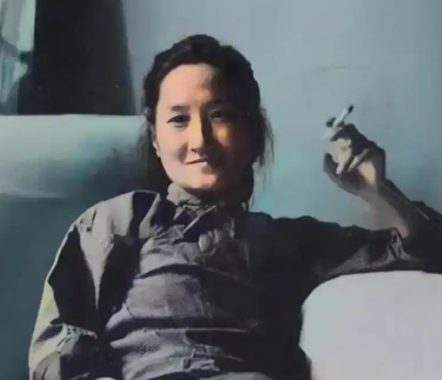 1965年，62岁陆小曼去世。消毒水味混着旧绸衫的霉气，62岁的陆小曼躺在床