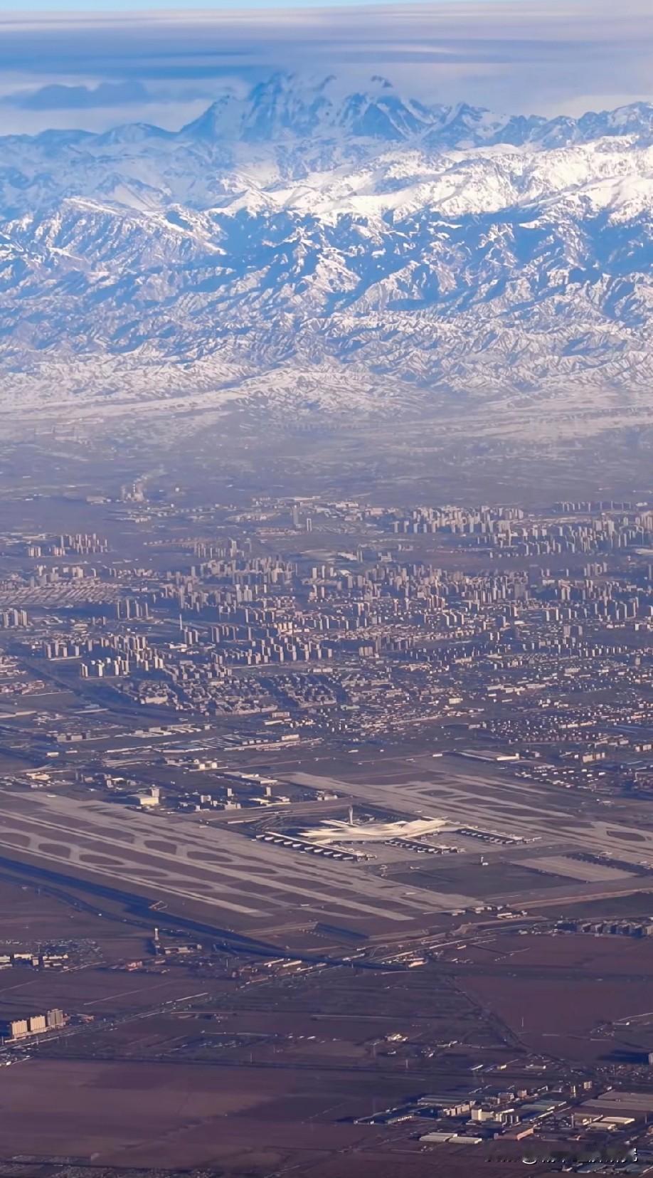 图片里这座城市还是很有特色的，这座城市看起来很大，并且能看到远处气势磅礴非常壮观