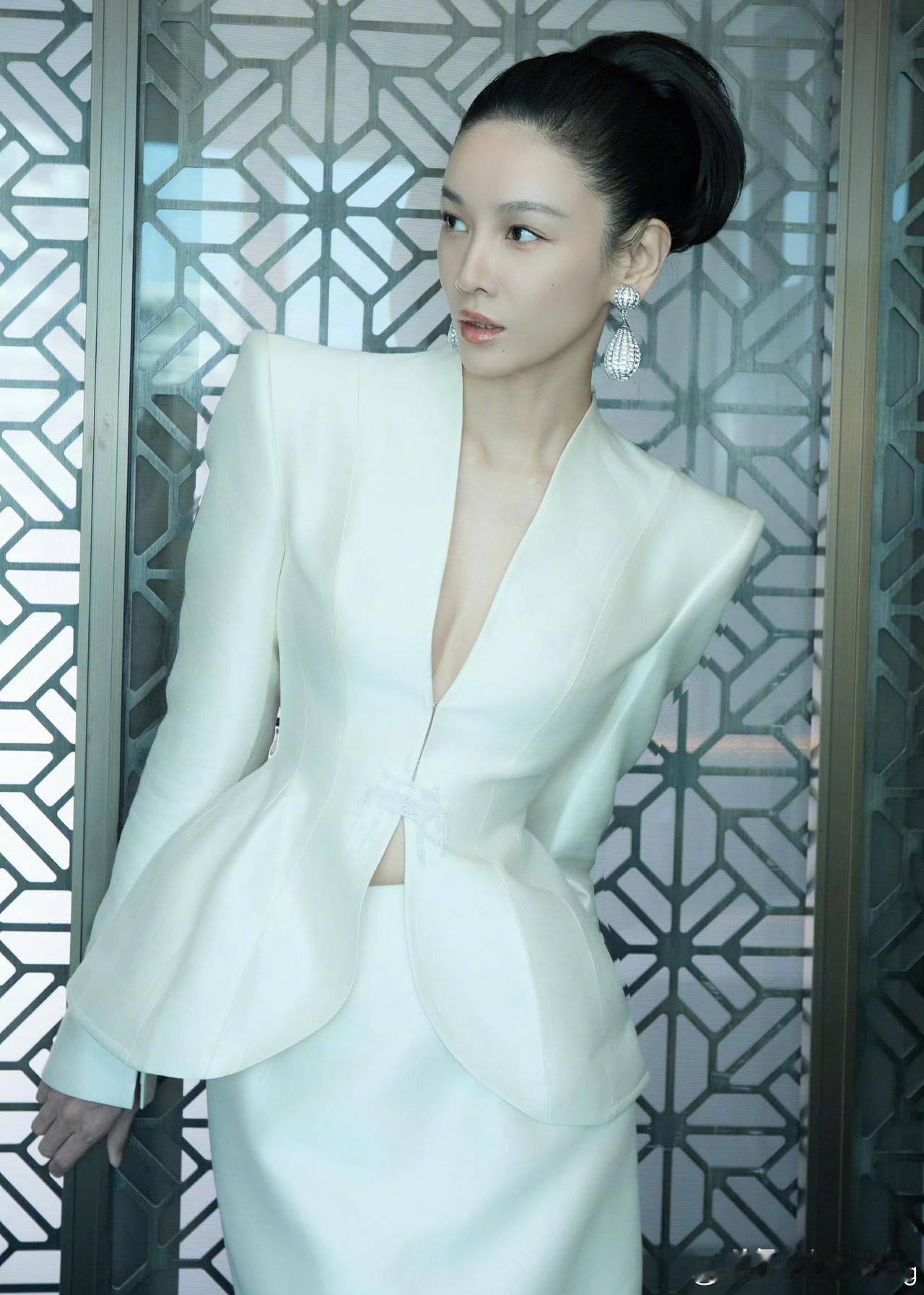 张蓝心身材太顶了，迎面被姐姐的美貌击中