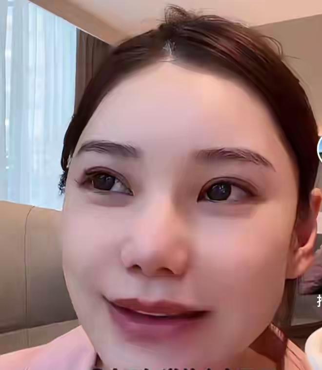 马筱梅近日公开回应家中保姆小杨阿姨的休假争议，澄清并非自家辞退，而是对方主动提出