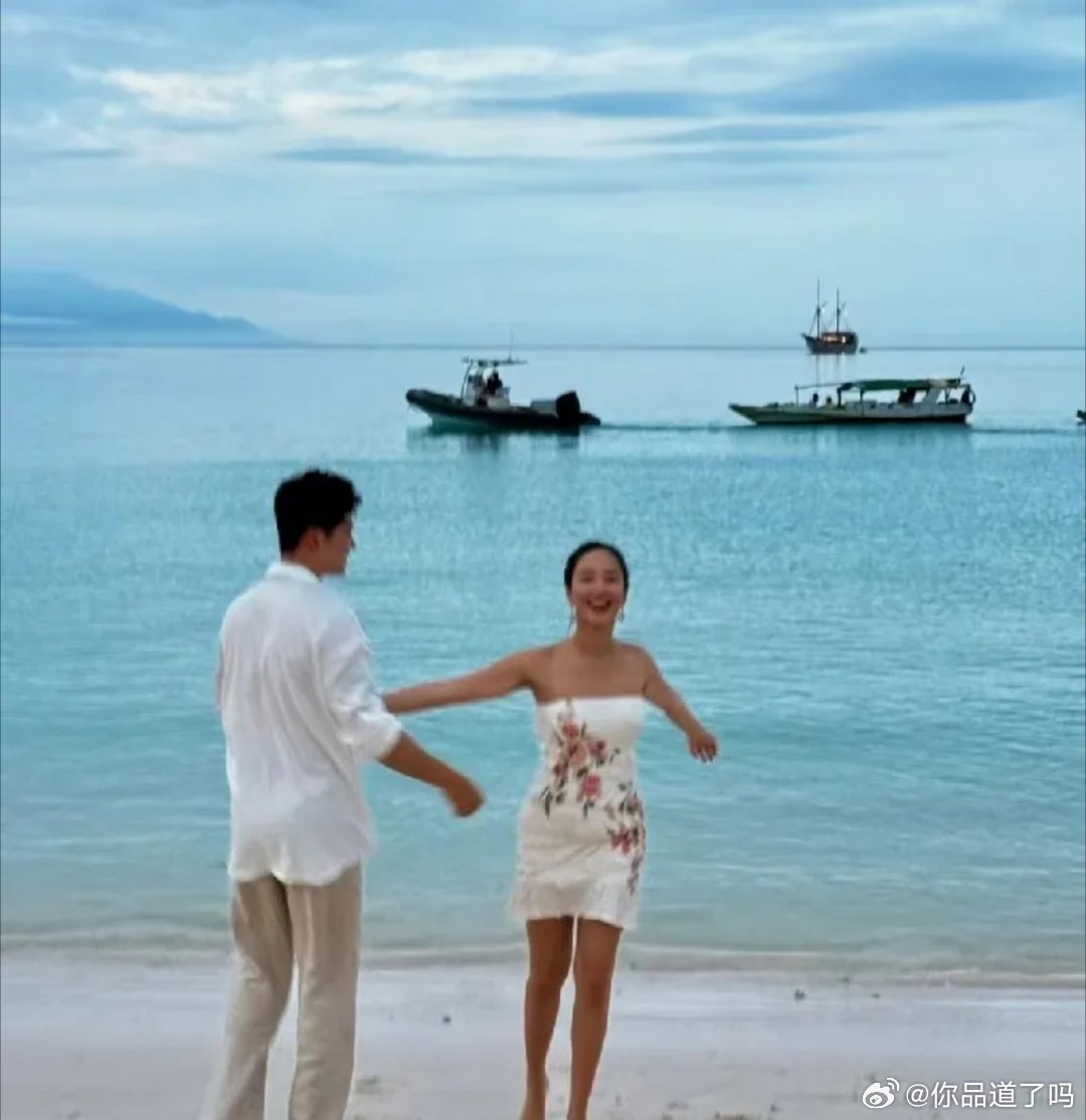 2025年9月10日，杨采钰在社交平台晒出旅行照官宣恋情，首次公开与老公的正脸合