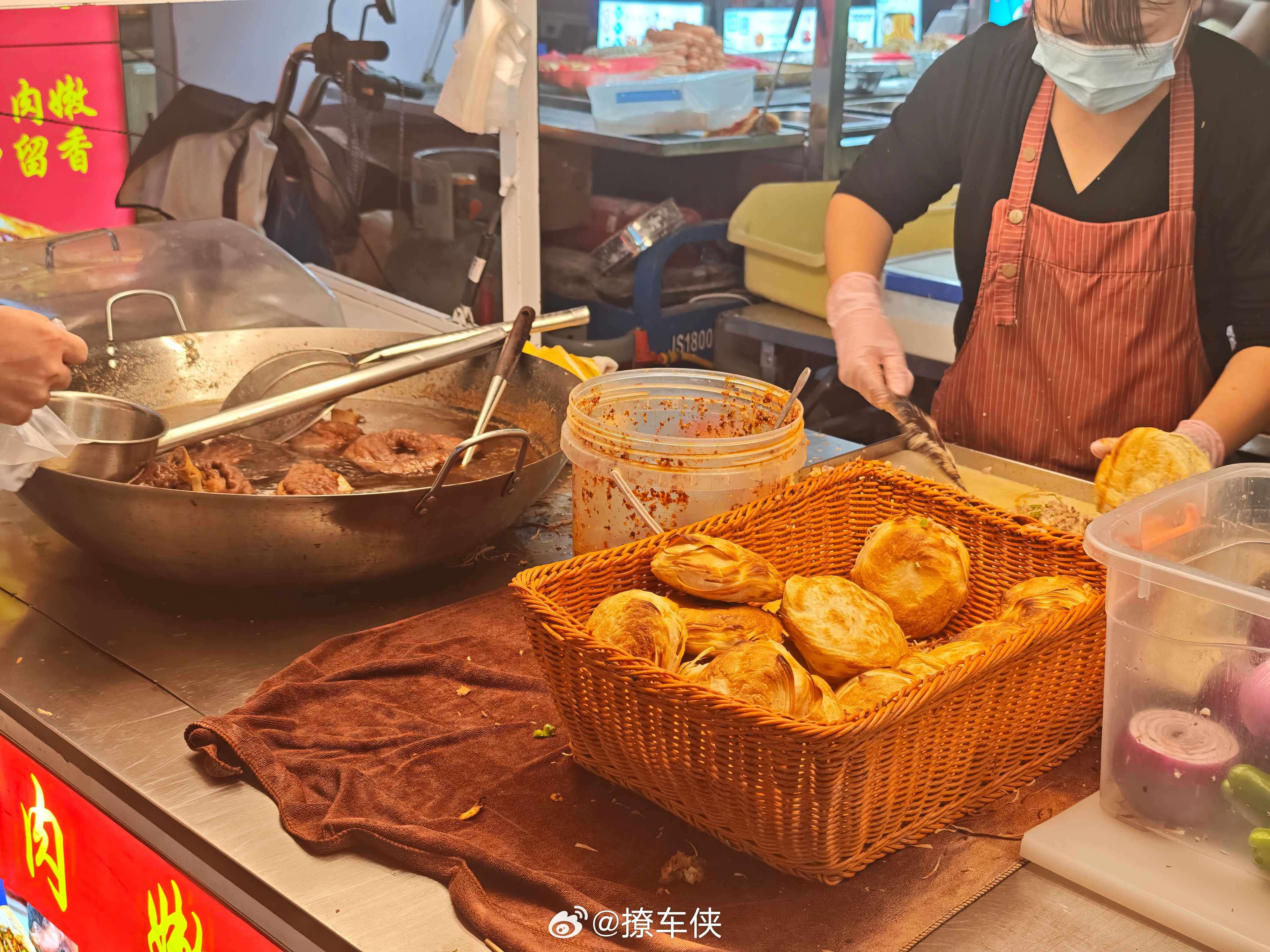 肉夹馍用的是大肘子上的肉，怪不得这么多人排队[666]​​​